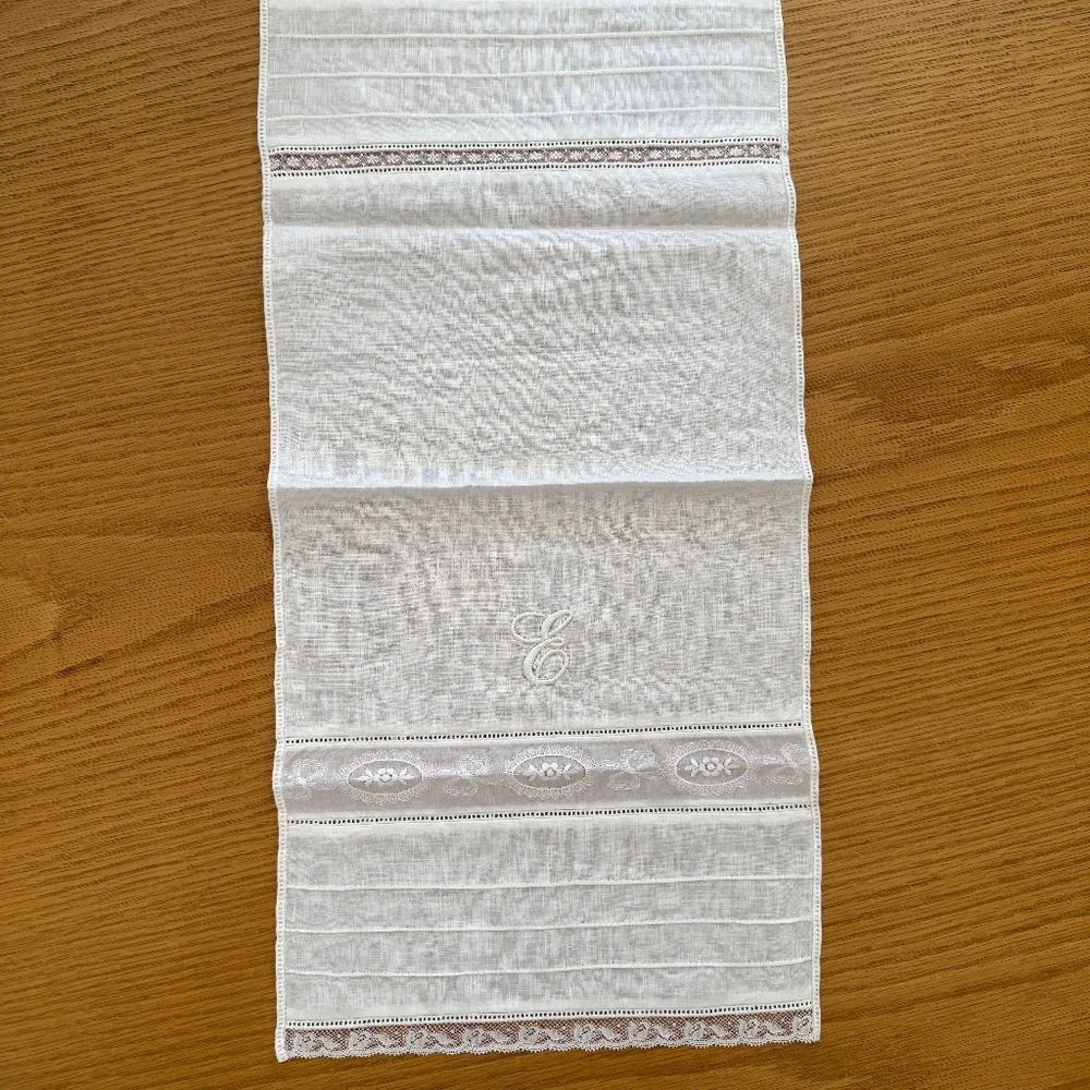 SET OF 2 VINTAGE HAND TOWELS